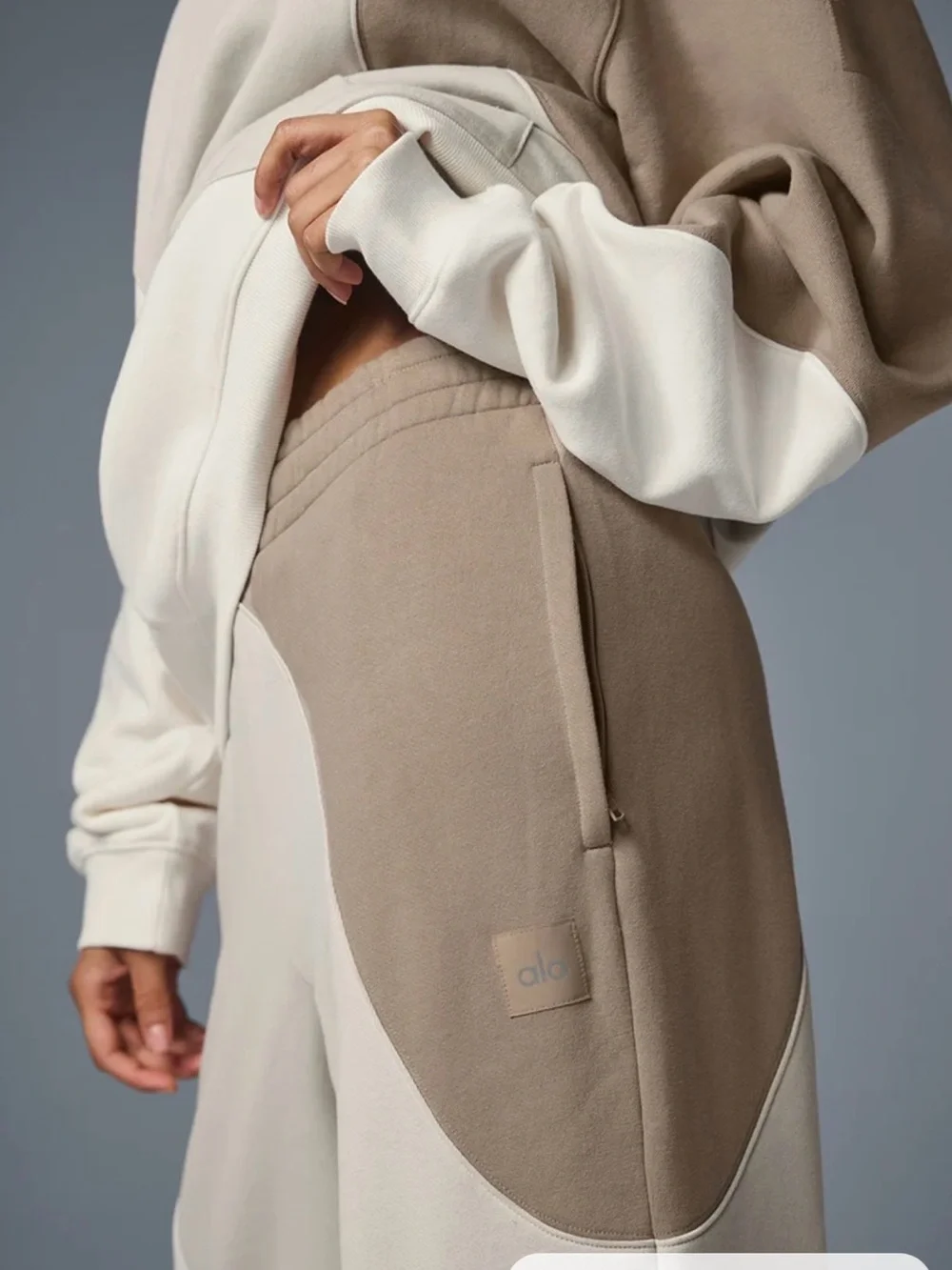 ALO Yoga make Waves Ivory/Bone/Gravel Sweatpants Sz M
